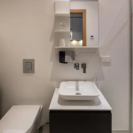 Modern Design In Center דירה